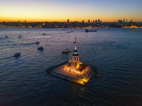 İstanbul 'da Sunset' teki Bakire Kulesi 'nin Uskudar Sersemletici Hava Görüntüsü. İstanbul, Türkiye 'deki Bakire Kulesi' nin (Kiz Kulesi) günbatımında veya alacakaranlıkta çekilmiş bir fotoğrafı. En iyi turistik tur