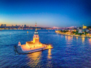 Türkiye 'nin İstanbul kentinde şafak vakti Uskudar Maiden' ın Kulesi 'nin çarpıcı görüntüsü. Türkiye' nin İstanbul kentinde gün batımında Bakire Kulesi 'nin (Kiz Kulesi) havadan çekilmiş bir görüntüsü. Türkiye tarihinin en iyi günbatımı turizm geçmişi