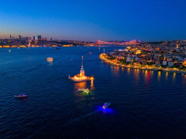 KIZ KULESI ISTANBUL USKUDAR İstanbul 'un Bakire Kulesi alacakaranlıkta aydınlandı, nefes kesici bir manzara. İstanbul 'un Bakire Kulesi' nin havadan görünüşü alacakaranlıkta parladı. Güzel manzara bosphorus turizmi