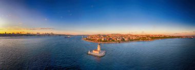 Güneş doğarken İstanbul Bakire Kulesi 'nin panoramik manzarası. Türkiye 'nin İstanbul kentinin çarpıcı hava manzarası, güneş doğarken Leander' s Tower (Kiz Kulesi) 'nin sergilenmesi. Boğaz Uskudar Camlica Salacak 