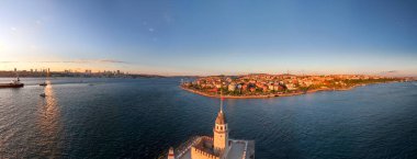 Kiz Kulesi, İstanbul 'un ufuk çizgisi ve Bakire Kulesi' nin panoramik manzarası. İstanbul ufuk çizgisinin havadan çekilmiş bir panoramik görüntüsü. Bakire Kulesi ve çevre şehir manzarasını gösteriyor. Gün batımı gündoğumu turu