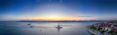 İstanbul 'un Altın Boynuz ve Bakire Kulesi Panoramik Günbatımı Manzarası. İkonik Kiz Kulesi 'nin yer aldığı gün batımında İstanbul' un Altın Boynuzu 'nun nefes kesici panoramik manzarası. Panorama istanbul En İyi Turist