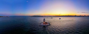 Gün batımında Maiden Kulesi 'nin panoramik hava manzarası. Günbatımında Türkiye 'nin İstanbul kentindeki Bakire Kulesi' nin (Kiz Kulesi) büyüleyici panoramik görüntüsü. Uskudar Boğazı Tarihi Yarımada