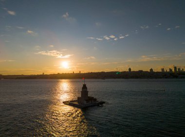 KIZ KULESI İstanbul 'daki Bakire Kulesi' nin Üzerinde Şaşılacak Gün Batımı. İstanbul, Türkiye 'de gün batımında Bakire Kulesi' nin (Kiz Kulesi) nefes kesici hava manzarası. TÜRKİYE Gündoğumu Tarihi Turistik Turizm Turu