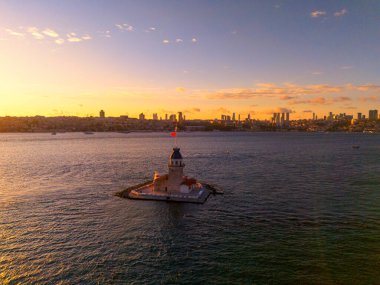 İstanbul 'daki Bakire Kulesi Panoramik Günbatımı Manzarası. Gün batımında İstanbul 'da Kiz Kulesi' nin çarpıcı hava manzarası. En iyi turist Salacak Türkiye kartpostal tanıtımı turizm turnesi bosphorus turnesi