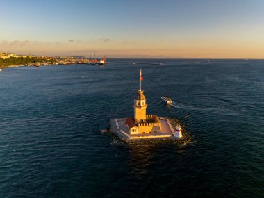 İstanbul, Türkiye 'de güzel gün batımı gökyüzü olan Maiden' s Tower. (Türkçe adı: Kiz Kulesi). İstanbul 'da renkli günbatımı gökyüzü. İHA atışı. Hava Aracı Tarihi En İyi Turistik Tesis Turizmine Göre