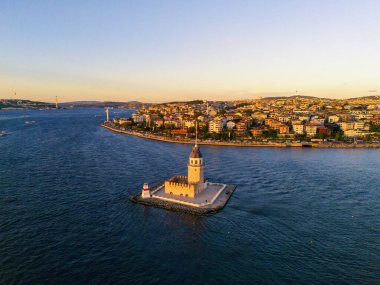 İstanbul 'da Sunset' teki Bakire Kulesi 'nin panoramik manzarası. Türkiye 'nin İstanbul kentindeki Bakire Kulesi' nin (Kiz Kulesi) günbatımında İstanbul Boğazı 'ndaki hava görüntüsü. Güzel gün batımı gün doğumu 