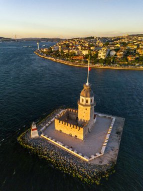 İstanbul, Türkiye 'deki Bakire Kulesi' nin (Kiz Kulesi) havadan görünüşü. İstanbul Boğazı 'ndaki sudan görkemli bir şekilde yükselen ikonik Maiden' s Tower 'ın nefes kesici bir görüntüsü. İstanbul Turizmi