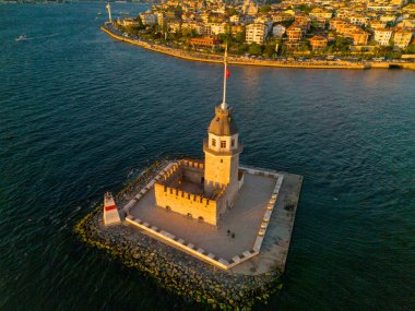 İstanbul, Türkiye 'deki Bakire Kulesi' nin havadan görünüşü. Bu yüksek açı, tam çekim, İstanbul, Türkiye 'deki İstanbul' daki İstanbul Boğazı 'ndaki küçük bir adada bulunan ikonik Bakire Kulesi' ni (Kiz Kulesi) yakalıyor.. 
