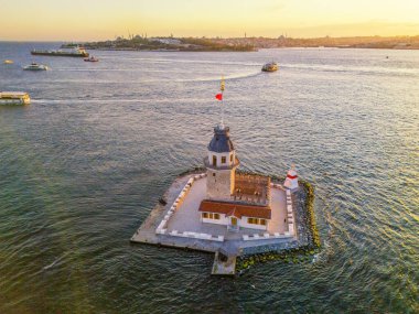 İstanbul 'da Sunset' te Kiz Kulesi 'nin turizm istanbul çarpıcı hava manzarası. Türkiye 'nin İstanbul kentindeki Bakire Kulesi' nin (Leander 's Tower) günbatımında çekilmiş bir fotoğrafı. Türk Uskudar romantik gün doğumu