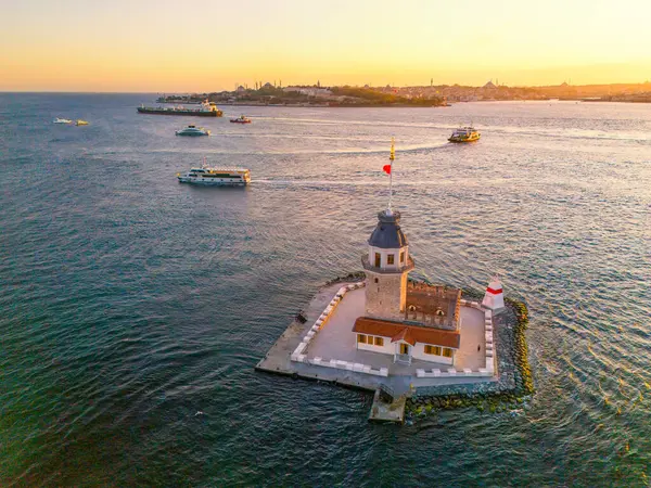 İstanbul 'da gün batımında Bakire Kulesi' nin hava manzarası. Günbatımında Türkiye 'nin İstanbul kentindeki Bakire Kulesi' nin (Kiz Kulesi) çarpıcı hava manzarası. Romantik güneş doğuyor. Günbatımı aşk şehri turizmi. 