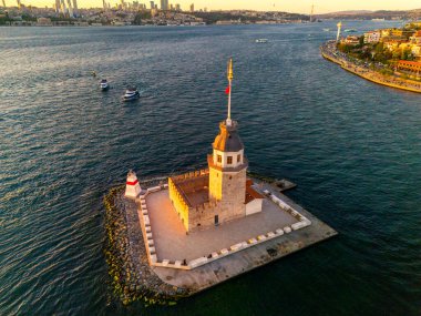 İstanbul 'daki Bakire Kulesi' nin çarpıcı hava görüntüsü. Türkiye 'nin İSTANBUL kentinde bulunan Maiden Tower' ın (Kiz Kulesi) hava görüntüsü. Günbatımı Bosphorus Uskudar Salacak