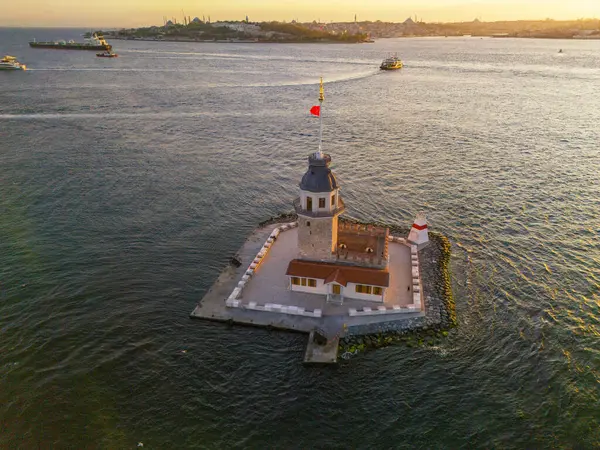 Günbatımında İstanbul 'daki Bakire Kulesi' nin çarpıcı hava manzarası. ISTANBUL Türkiye 'deki Bakireler Kulesi' nin (Kiz Kulesi) gündoğumunda çekilmiş bir fotoğrafı. Türkiye turizmi. Romantik renkler. Tarihi renkler. 
