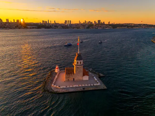 İstanbul 'da Bakire Kulesi Göz kamaştırıcı Gün batımı çok güzel. Gün doğumunda İstanbul 'daki Leander Kulesi' nin (Kz Kulesi) hava manzarası. Bakire Kulesi, Kiz kulesi Uskudar Güneş Işığı Turizmi Turizm Turizmi