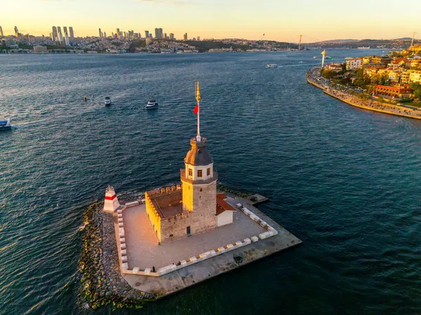İstanbul 'da Sunset' te Maiden Tower Aerial View. Türkiye 'nin İstanbul kentindeki Yeni Kız Kulesi Kiz Kulesi' nin gün batımında sudan görkemli bir şekilde yükselen nefes kesici bir görüntüsü. Boğaz turu