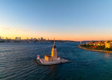 İstanbul üzerinde Sunset 'te Majestic Maiden Tower. İstanbul, Türkiye 'de güneş doğarken Bakire Kulesi' nin (Kiz Kulesi) hava manzarası. Turizm sembolü romantik bosphorus en iyi turistik tarihi yer turu