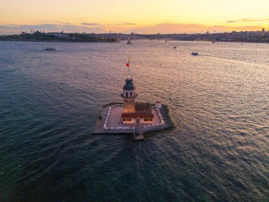İstanbul 'da gün batımında Bakire Kulesi' nin turizm sembolü Kz Kulesi çarpıcı hava manzarası. Güneş doğarken İstanbul, Türkiye 'deki Bakire Kulesi' nin nefes kesici bir görüntüsü. Boğaz Uskudar Salacak 