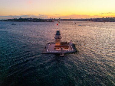 İstanbul, Türkiye 'de güzel gün batımı gökyüzü olan Maiden' s Tower. (Kiz Kulesi) İstanbul 'da renkli günbatımı gökyüzü. İHA atışı. Hava Aracı Tarihi En İyi Turistik Turizm Turizmine Göre