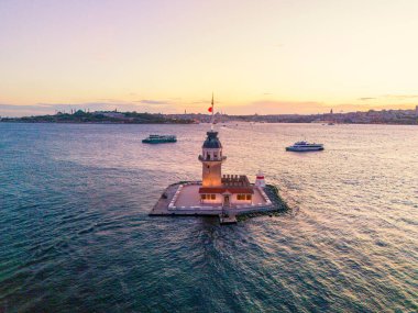 İstanbul 'da Sunset' teki Bakire Kulesi 'nin çarpıcı hava manzarası. Türkiye 'nin İstanbul kentindeki Maiden Tower' ın (Kiz Kulesi) günbatımında çekilmiş bir fotoğrafı. Güzel renkli bosporus Türk seyahat botu turu güzel.