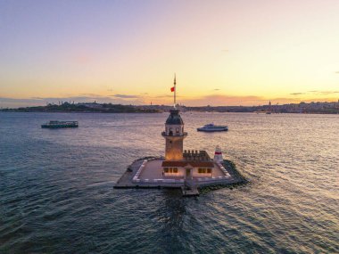 Günbatımındaki Bakire Kulesi 'nin göz kamaştırıcı İstanbul turu. Güneş doğarken İstanbul, Türkiye 'deki Bakire Kulesi' nin (Kiz Kulesi) nefes kesici bir görüntüsü. Uskudar Salacak turizm geçmişi