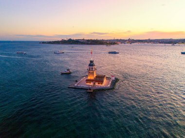 İstanbul 'da Sunset' teki Bakire Kulesi 'nin hava görüntüsü. Türkiye 'nin İstanbul kentindeki Maiden Tower' ın (Kiz Kulesi) günbatımında İstanbul Boğazı 'nda bulunan küçük bir adanın çarpıcı görüntüsü. Turizm
