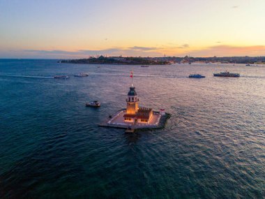 İstanbul 'da Sunset' teki Bakire Kulesi 'nin Salacak Uskudar Hava Görüntüsü. Türkiye 'nin Kiz Kulesi İstanbul, Maiden' s Tower 'ın günbatımında çekilmiş bir fotoğrafı. Turistik tatil beldesi turizmi