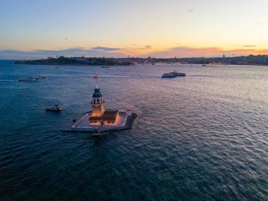 İstanbul 'da Sunset' teki Bakire Kulesi 'nin Türk Hava Manzarası. İstanbul 'daki Maiden Tower Kz Kulesi' nin günbatımında çekilmiş bir fotoğrafı. Seyahat tatili turizmi Güzel gün doğumu Boğazı 