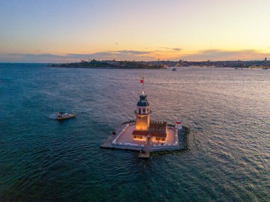 İstanbul 'da Sunset' teki Bakire Kulesi 'nin KIZ KULESI Hava Görüntüsü. İstanbul 'daki Bakire Kulesi' nin (Kiz Kulesi) günbatımında çekilen çarpıcı bir görüntüsü. Güzel renkli gökyüzü gündoğumu turu.
