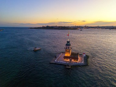 İstanbul 'da Sunset' te Bakire Kulesi 'nin romantik hava manzarası. Türkiye 'nin İstanbul kentindeki Bakire Kulesi' nin (Kz Kulesi) günbatımında çarpıcı bir görüntüsü. Türkiye 'yi ziyaret et Türkiye' nin tarihi sembolü 