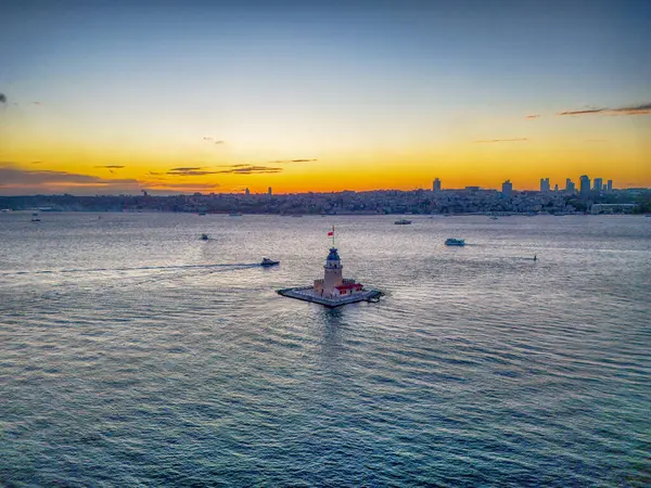 İstanbul, Türkiye 'de güzel gün batımı gökyüzü olan Maiden' s Tower. (Kiz Kulesi) İstanbul 'da renkli günbatımı gökyüzü. İHA atışı. Hava Aracı Tarihi En İyi Turistik Tesis Turizmine Göre