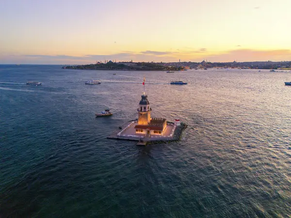 İstanbul 'da Sunset' teki Bakire Kulesi 'nin hava görüntüsü. Türkiye 'nin İstanbul kentindeki Maiden Tower' ın (Kiz Kulesi) günbatımında İstanbul Boğazı 'nda bulunan küçük bir adanın çarpıcı görüntüsü. Turizm