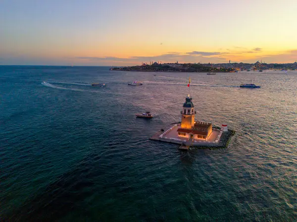 İstanbul 'da Sunset' teki Bakire Kulesi 'nin Uskudar Sersemletici Hava Görüntüsü. Türkiye 'nin İstanbul kentindeki Maiden Tower Kz Kulesi' nin günbatımında çekilmiş bir fotoğrafı. Turizm romantik tekne turu Boğaz Boğazı güzel