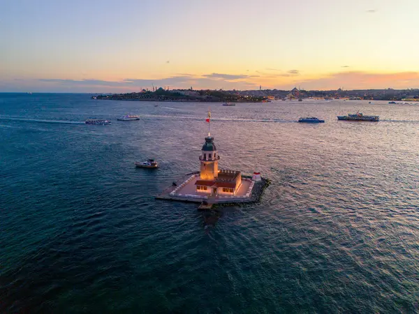 İstanbul 'da Sunset' teki Bakire Kulesi 'nin Salacak Uskudar Hava Görüntüsü. Türkiye 'nin Kiz Kulesi İstanbul, Maiden' s Tower 'ın günbatımında çekilmiş bir fotoğrafı. Turistik tatil beldesi turizmi