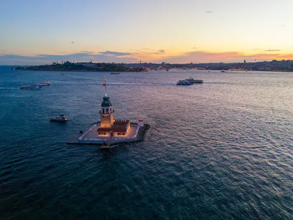 İstanbul 'da Sunset' teki Bakire Kulesi 'nin Türk Hava Manzarası. İstanbul 'daki Maiden Tower Kz Kulesi' nin günbatımında çekilmiş bir fotoğrafı. Seyahat tatili turizmi Güzel gün doğumu Boğazı 