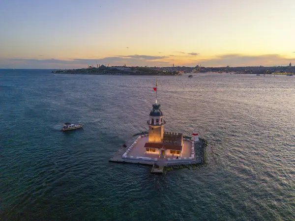 İstanbul 'da Sunset' teki Bakire Kulesi 'nin KIZ KULESI Hava Görüntüsü. İstanbul 'daki Bakire Kulesi' nin (Kiz Kulesi) günbatımında çekilen çarpıcı bir görüntüsü. Güzel renkli gökyüzü gündoğumu turu.