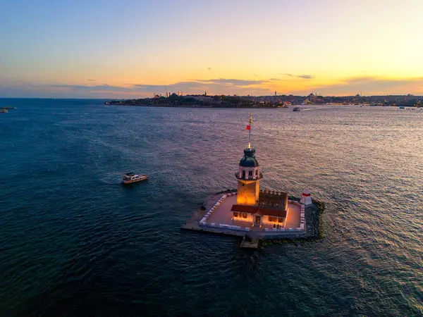 İstanbul 'da Sunset' te Bakire Kulesi 'nin romantik hava manzarası. Türkiye 'nin İstanbul kentindeki Bakire Kulesi' nin (Kz Kulesi) günbatımında çarpıcı bir görüntüsü. Türkiye 'yi ziyaret et Türkiye' nin tarihi sembolü 