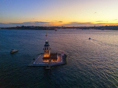 İstanbul, Türkiye 'de güzel gün batımı gökyüzü olan Maiden' s Tower. (Kiz Kulesi) İstanbul 'da renkli günbatımı gökyüzü. İHA atışı. Hava Aracı Tarihi En İyi Turistik Tesis Turizmine Göre
