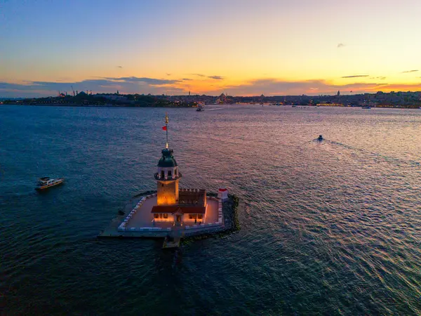 İstanbul, Türkiye 'de güzel gün batımı gökyüzü olan Maiden' s Tower. (Kiz Kulesi) İstanbul 'da renkli günbatımı gökyüzü. İHA atışı. Hava Aracı Tarihi En İyi Turistik Tesis Turizmine Göre
