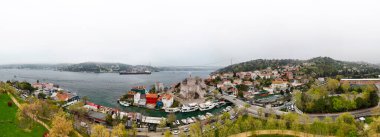 İstanbul 'un Boğaz' dan gelen güzel panoramiği. İstanbul 'un panoramik bir kıyı kasabası manzarası fiyordun yanında yer alıyor. Renkli binaların fiyort sarıldığı pitoresk bir sahil kasabasının nefes kesici bir görüntüsü. Anadolu Hisari Boğazı Beykoz Köprüsü 