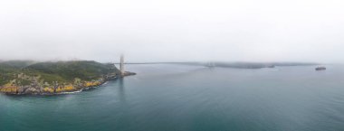 Golden Gate Köprüsü 'nün sisle kaplanmış panoramik görüntüsü. Golden Gate Köprüsü 'nün yüksek açılı, panoramik görüntüsü. Hafif bir sis veya sis tarafından kısmen gizlenmiş. Beykoz Poyrazkoy Istanbul Yavuz Sultan Selim Köprüsü