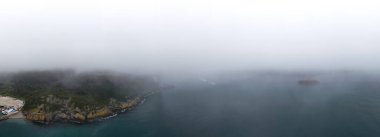Beykoz Puslu Kıyı Hattı Kıyı Manzarası. Kıyı şeridinin nefes kesen manzarası kalın bir sisle kaplıydı. İstanbul Yavuz Sultan Selim Köprüsü Türkiye Poyrazkoy 