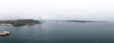 Köprüsü olan bir kıyı manzarasının panoramik görüntüsü. Sahil bölgesinin sakin ve geniş açılı bir görüntüsü. Muhtemelen bir drone 'dan ya da yüksek görüş noktasından çekilmiş. Yavuz Sultan Selim Köprüsü İstanbul Beykoz 