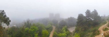 Yoros Şatosu İstanbul Panoramik manzaralı sisli bir orman manzarası. Sisli bir ormanın geniş panoramik görüntüsü. Türkiye Anadolu Anadolu Kavagi