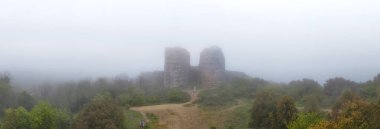 Yoros Kalesi Beykoz Misty Peyzaj Eski Harabeleri ile. Puslu bir manzaranın panoramik görüntüsü antik kalıntıları sergiliyor. İstanbul Türkiye Anadolu Kavagi 