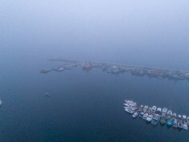 Sisli bir günde birçok teknesi olan bir sahil limanının havadan görüntüsü. Yüksek açılı, bir limanın tam görüntüsü ve bir sürü tekne bir arada. Poyrazkoy Beykoz İstanbul Türkiye Anadolu Tarafı 