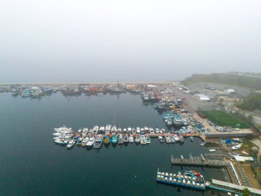 Beykoz, teknelerle dolu hareketli limanın yüksek açılı görüntüsü. Küçük balıkçı teknelerinden büyük yatlara, Poyrazkoy limanlarına kadar çeşitli teknelerle dolu bir liman manzarası.