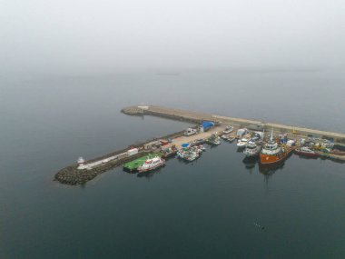 Botlu sakin bir limanın havadan görünüşü. Yüksek açılı, sakin bir limanın tam görüntüsü. Beykoz Poyrazkoy Istanbul Yavuz Sultan Selim Köprüsü Türkiye Anadolu Anadolu 