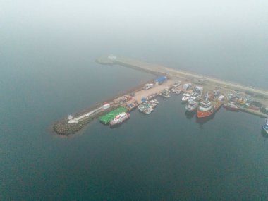 Beykoz Poyrazkoy yüksek açılı liman manzaralı çok sayıda tekne kenetlenmiş. Limanın havadan çekilmiş bir görüntüsü. Rıhtımlar ve çeşitli tekneler sergileniyor. Yavuz Sultan Selim Köprüsü İstanbul Türkiye 