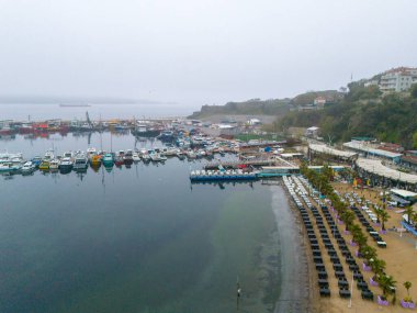 Poyrazkoy Beykoz Havalimanı kıyı limanı ve sahil beldesi manzaralı. Yüksek açılı, sakin sulara demirlemiş sayısız teknelerle dolu güzel bir sahil limanının tam görüntüsü. Yavuz Sultan Selim Köprüsü İstanbul 