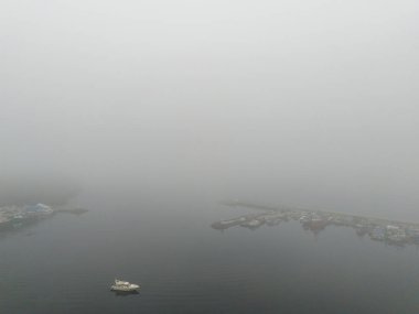 Küçük teknesi olan Misty Liman Manzarası. Yoğun sisle kaplanmış bir liman manzarası. Beykoz Poyrazkoy İstanbul Türkiye Yavuz Sultan Selim Köprüsü 
